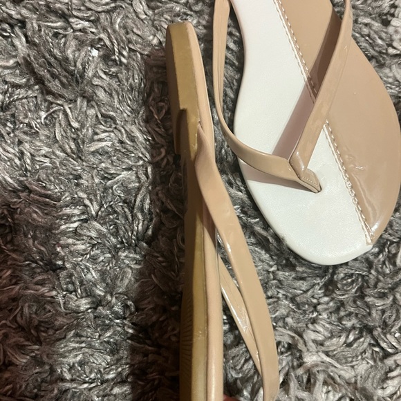 Tan and white cute sandals - Picture 3 of 4